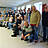 Gruppenfoto mit Sängern und Zuschauern.