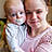 Eine Frau hält ein Baby auf dem Arm.