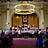 Ein Orchester steht vor Puplikum.