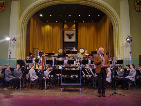 Ein Orchester mit Dirigent.