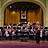 Ein Orchester mit Dirigent.