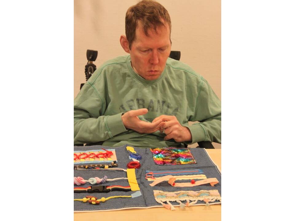 Zu sehen ist ein Mann mit einer Demenzdecke. 