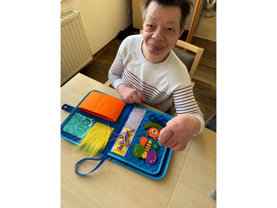 Frau erkundet eine Demenzmappe