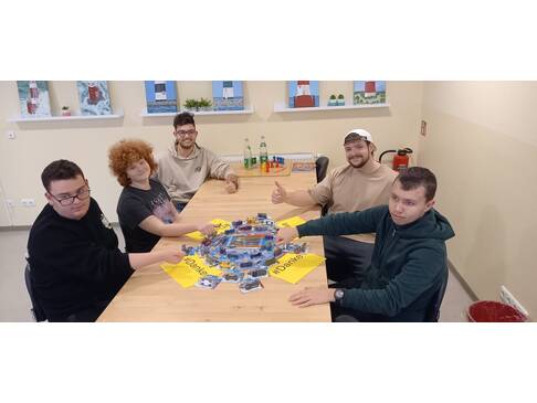 eine Gruppe sitzt am Tisch 
