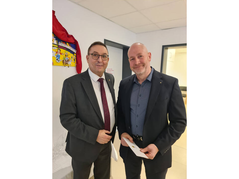 Stephan Ohrmann (links) übergibt ein Geldgeschenk an Stephan Thiel.