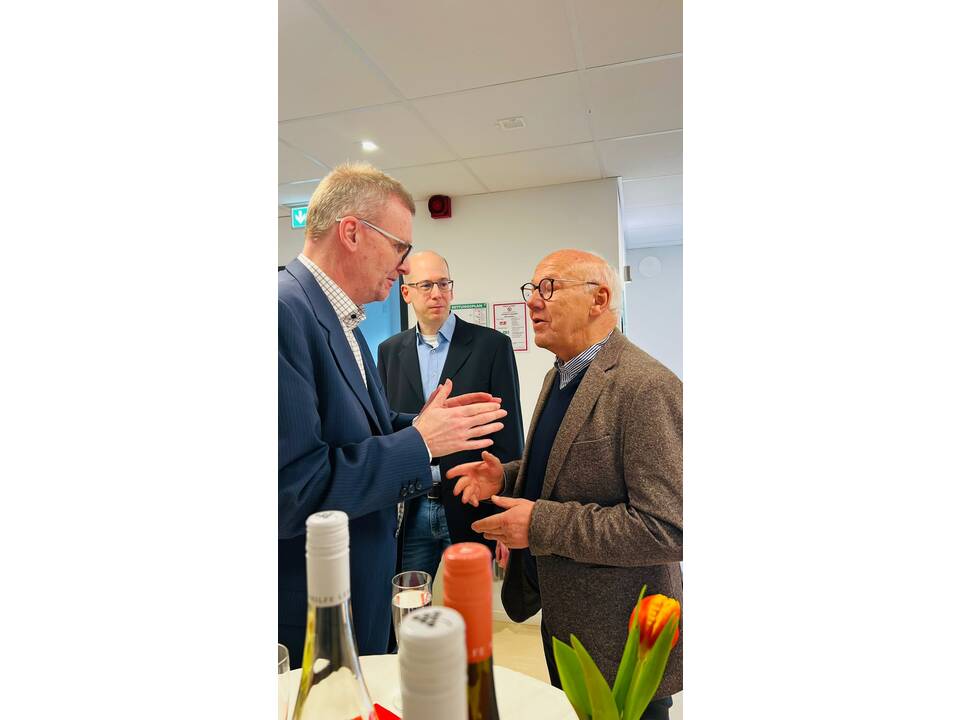 Dr. Wolfgang Schröder (rechts) sprichte mit Gästen.