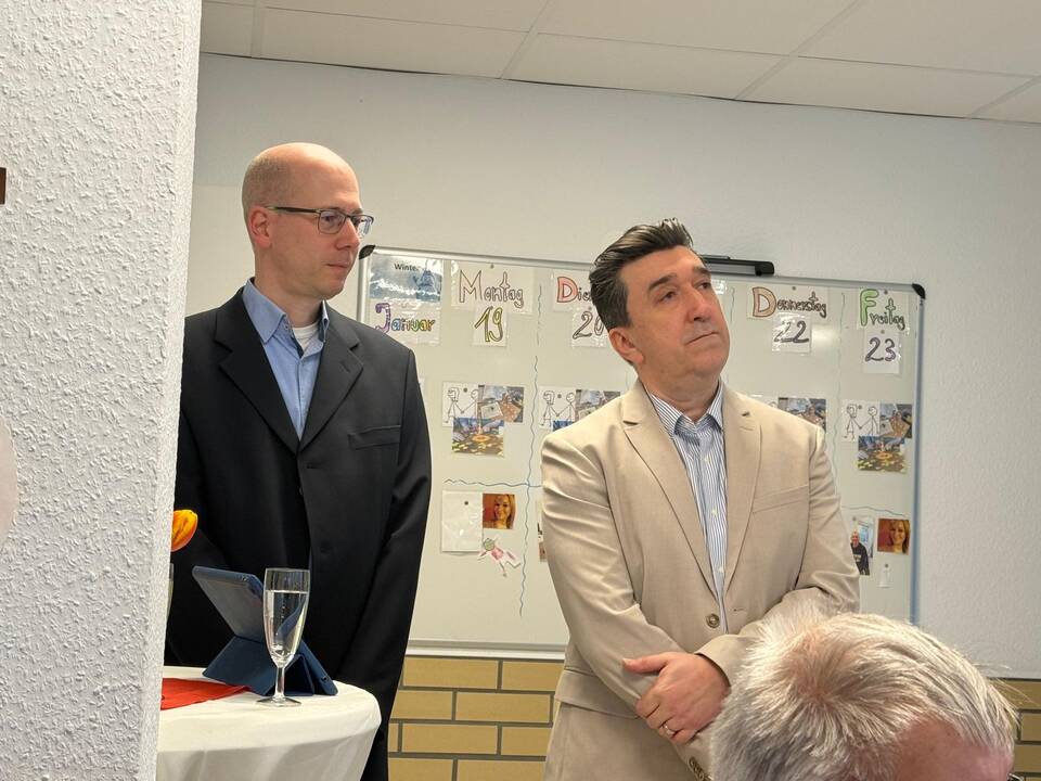 Sven Sieburg und Jörg Bachmann hören den Vortragenden zu.