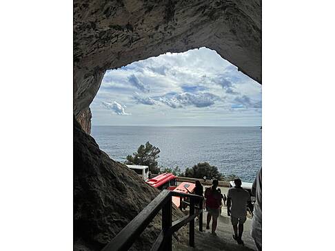 Aus einer Höhle aufs Meer fotografiert.