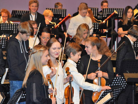 Orchester bereitet sich vor.