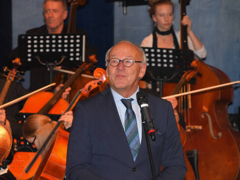 Dr. Schröder vor dem Mikrofon.