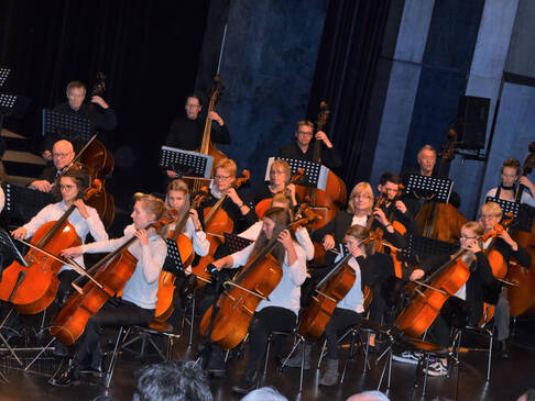 Orchester auf der Bühne.