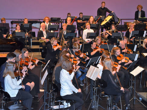 Orchester auf der Bühne.