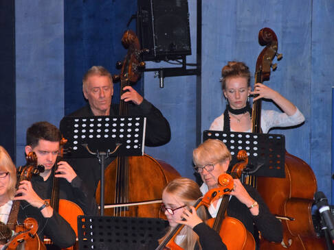 Orchester auf der Bühne.