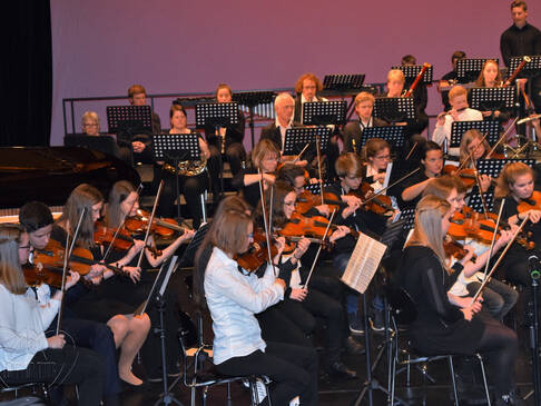 Orchester auf der Bühne.