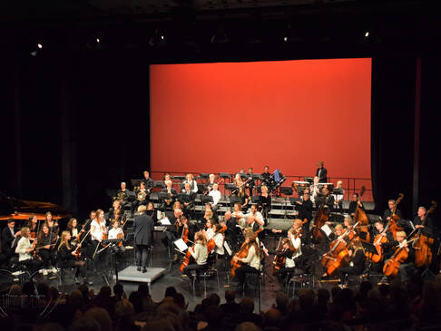Orchester auf der Bühne.