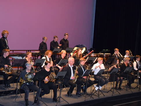 Orchester auf der Bühne.