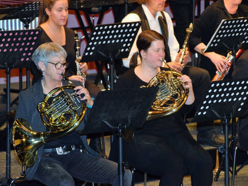 Orchester auf der Bühne.