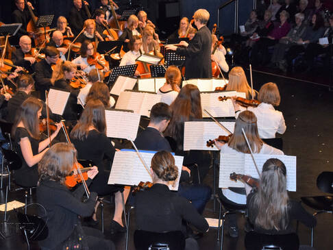 Orchester auf der Bühne.