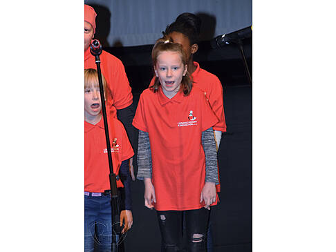 Kinder singen.