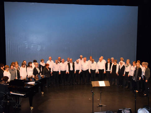 Ein Chor auf der Bühne.