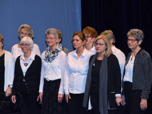 Mehrere Frauen.