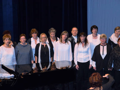 Ein Chor auf der Bühne