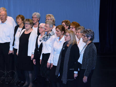 Mehrere Frauensingen.