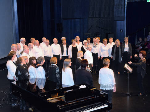 Ein Chor aus Männer und Frauen.