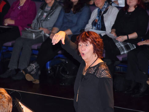 Eine Frau singt.