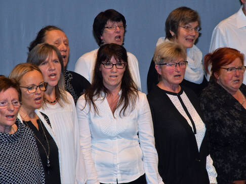 Mehrere Frauen singen.