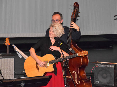 Mann und Frau mit Instrumenten.