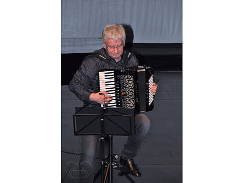 Ein Mann mit einer Ziharmonika
