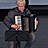 Ein Mann mit einer Ziharmonika