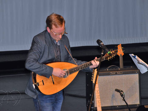 Ein Mann mit einem Instrument.