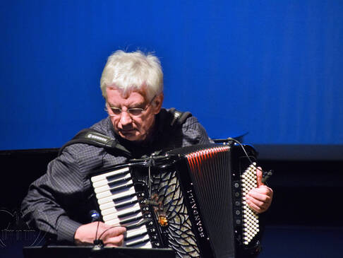 Ein Mann mit einer Ziharmonika.
