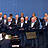 Ein Chor und ein Mann am Klavier.