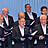 Mehrere Männer mit offenem Buch in der Hand singen.