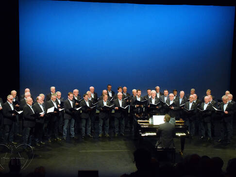 Ein Chor auf der Bühne.