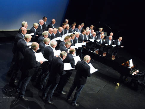 Ein Chor auf der Bühne.