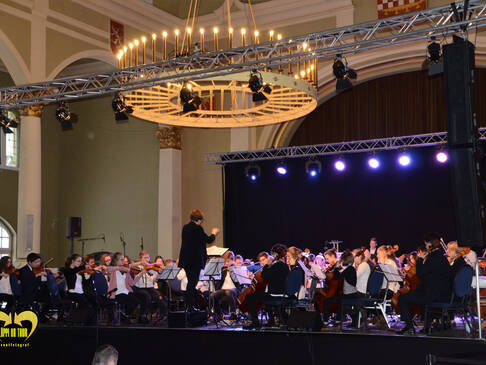 Ein Orchester auf der Bühne.
