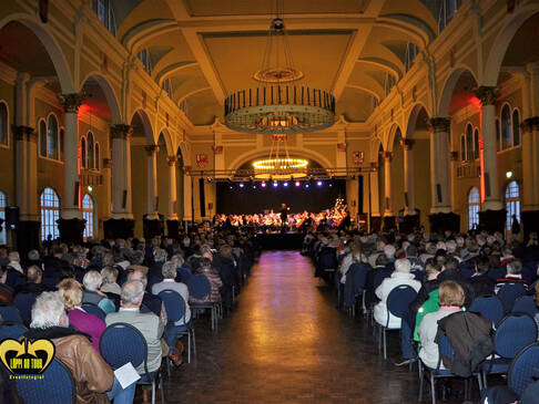 Ein großer Saal mit vielen Menschen.
