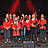 Ein Chor in roten TShirts singt.