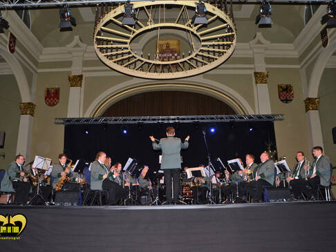 Ein Orchester auf der Bühne, mit Dirigent