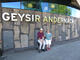 Zwei Menschen stehen vor einer Wand mit der Aufschrift „GEYSIR ANDERNACH“