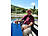 Ein Mann mit Hut sitzt vor einem Fluss in der Sonne und hält ein Getränk