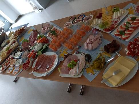 Bild eins zeigt das bunte Osterbuffet