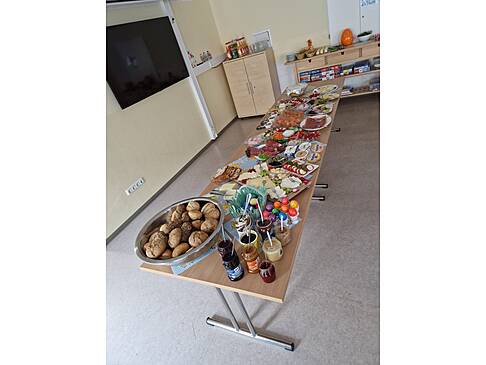 Bild zwei zeigt das Buffet 