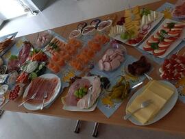 Bild eins zeigt das bunte Osterbuffet