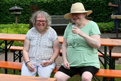 das Foto zeigt zwei Frauen auf einer Bank