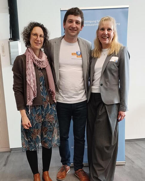 Bild v.l.n.r.: Sarah Hollweg, Jurij Strbenk (1. Vorsitzende der Bundesvereinigung der VIFF) und Melanie Ostgathe